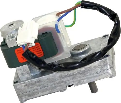Wolf Motor zur Reinigung des Wärmetauschers, ausgestattet mit elektrischen Anschlüssen und einem montierten Antriebselement. Verwendung in Heizsystemen.